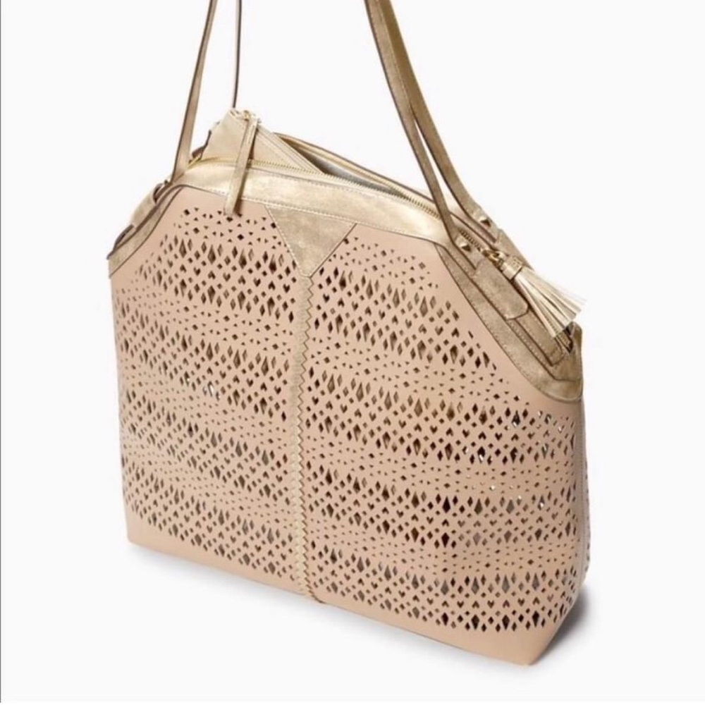 Stella & Dot Avalon Satchel NWT $35
Smoke free home.